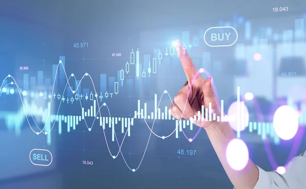 女商人用手指触摸股市图表 用直线和烛台在虚拟屏幕上进行全息图的买卖 网上交易的概念 — 图库照片