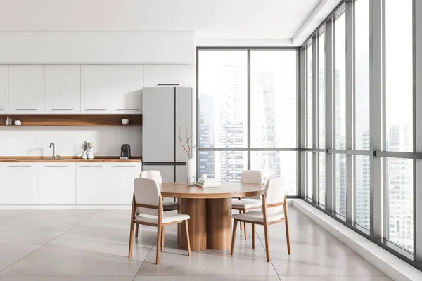 Interior Cozinha Branca Com Mesa Jantar Cadeiras Utensílios Cozinha Decoração — Fotografia de Stock