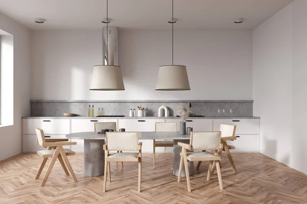 Witte Keuken Interieur Met Stoelen Eettafel Hardhouten Vloer Vooraanzicht Moderne — Stockfoto