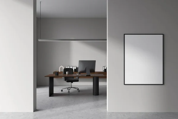 Białe Wnętrze Pokoju Biurowego Komputerem Biurku Fotel Szarej Betonowej Podłodze — Zdjęcie stockowe