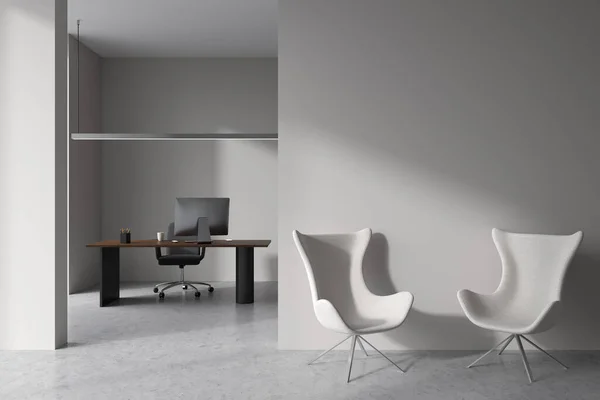 前看明亮的办公室内部与桌子 空荡荡的白色墙壁 舒适的扶手椅 灯和混凝土地板 工作流程的概念 首席执行官 3D渲染 — 图库照片