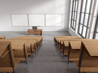 Beyaz oditoryum içinin üst görüntüsü, öğretmenler masası ve bilgisayar, merdivenlerde sıra, boş yazı tahtasını taklit et. Gökdelenlerin panoramik penceresi. 3B görüntüleme