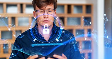 Tabletle çalışan bir işadamı, parlayan asma kilitli bir siber güvenlik hudu ve bağlantılı dijital dünya çizgileri. İnternet güvenliği ve mahremiyet kavramı