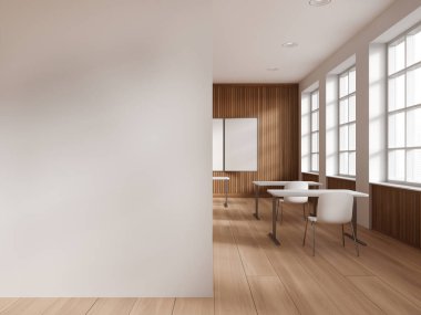 Beyaz ve ahşap duvarları, ahşap zemini, sandalyeli sıra sıra beyaz masaları, beyaz tahtası ve solunda duvar maketi olan modern okul sınıfının içi. 3d oluşturma