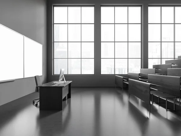 黑暗的礼堂内饰有教师书桌和个人电脑 长椅排成一排 模拟复制空白板的空间 摩天大楼上的全景窗户 3D渲染 — 图库照片