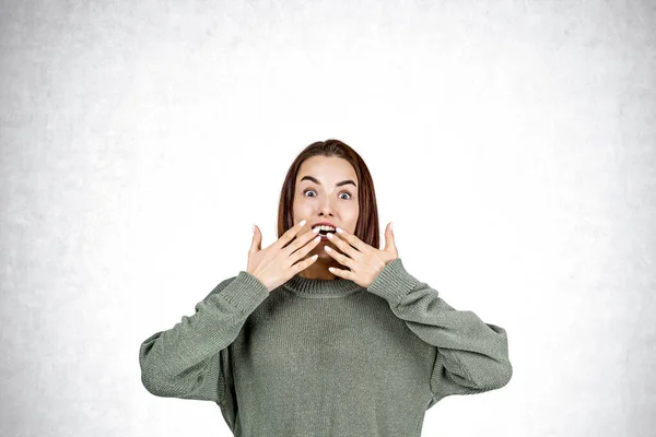 Retrato Mulher Jovem Surpreso Suéter Verde Com Mãos Perto Boca — Fotografia de Stock
