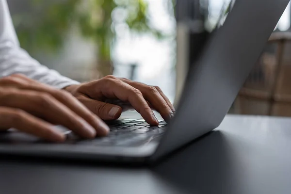 Masada Dizüstü Bilgisayar Kullanan Bir Adamı Klavyede Yazı Yazan Parmaklar — Stok fotoğraf