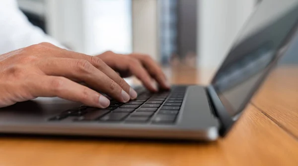 Mãos Empresário Irreconhecível Camisa Branca Digitando Laptop Escritório Conceito Tecnologia — Fotografia de Stock
