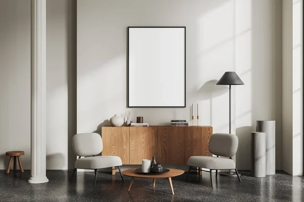 Weißes Wohnzimmer Mit Zwei Sesseln Und Couchtisch Kommode Mit Kunstdekoration — Stockfoto