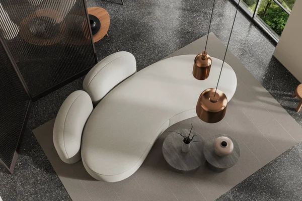 家庭客厅内部与沙发的顶部视图 咖啡桌与装饰和窗口热带地区 灰色混凝土地板上的玻璃隔板和地毯 3D渲染 — 图库照片