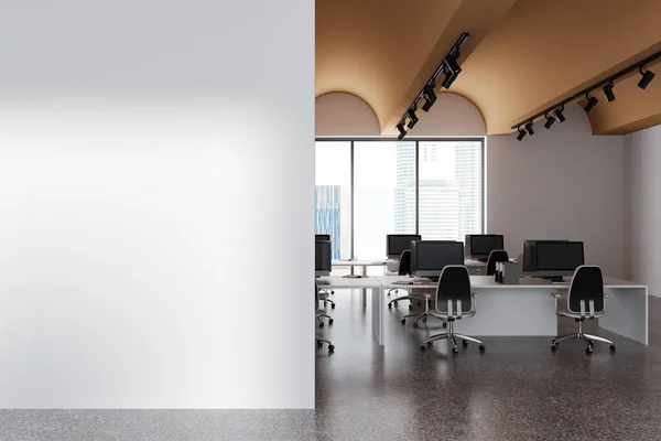 Interior Elegante Oficina Espacio Abierto Con Paredes Blancas Techo Amarillo —  Fotos de Stock