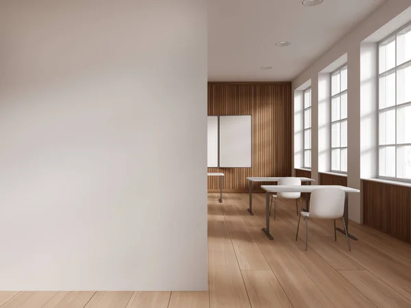 Dřevěný Bílý Interiér Učebny Psacím Stolem Židlí Řadě Modelují Prázdné — Stock fotografie