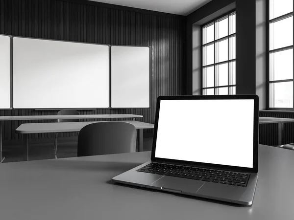 机と椅子が並ぶスタイリッシュな黒の教室のインテリアは コピースペースのラップトップ画面と黒板をモックアップします 高層ビルの教育室とパノラマの窓 3Dレンダリング — ストック写真