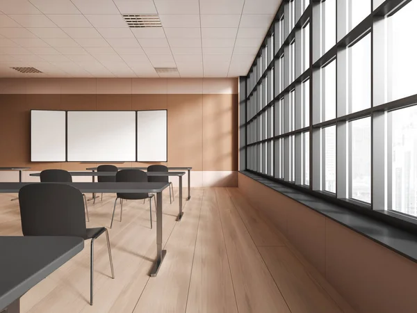 テーブルと椅子が連続したミニマリストの教室のインテリアは コピースペースの空の黒板をモックアップします 市街地の景色を望むパノラマ窓付きの木製の教育室 3Dレンダリング — ストック写真