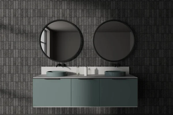 带有灰色瓷砖墙的时尚浴室的内部 深绿色橱柜上的双水池和两个圆形镜子 3D渲染 — 图库照片
