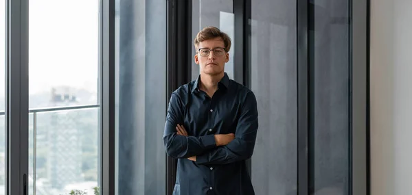 Retrato Confiante Jovem Empresário Europeu Óculos Com Braços Cruzados Perto — Fotografia de Stock