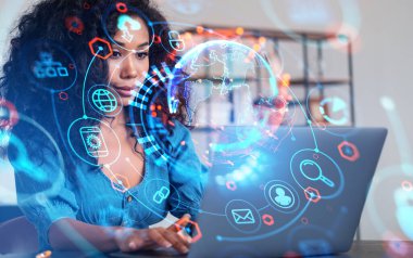 Siyah iş kadını dizüstü bilgisayar kullanıyor, gülümsüyor. Dijital hologramı olan Dünya küresi, parlayan ikonlar. Çevrimiçi ağ ve bağlantı merkezi. Küresel internet ve metaevren kavramı