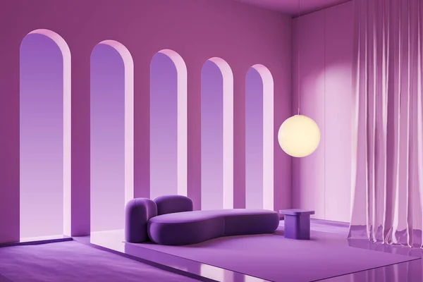 紫色抽象客厅内部 沙发和咖啡桌在地毯 讲台和窗帘上 全景拱窗 侧视图 放松的概念 3D渲染 — 图库照片