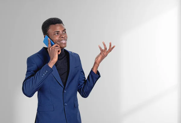 Hezký Americký Obchodník Formálním Obleku Stojí Mluví Chytrém Telefonu Poblíž — Stock fotografie
