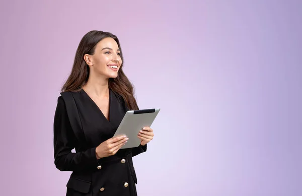 Atrakcyjna Bizneswoman Formalnym Ubraniu Stoi Trzymając Tablet Pobliżu Pustej Fioletowej — Zdjęcie stockowe