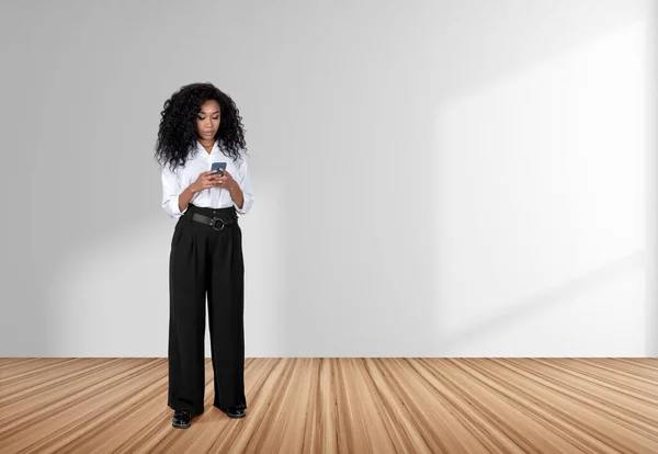 Black Businesswoman Typing Phone Hands Full Length Hardwood Floor Concept — Stock Photo, Image