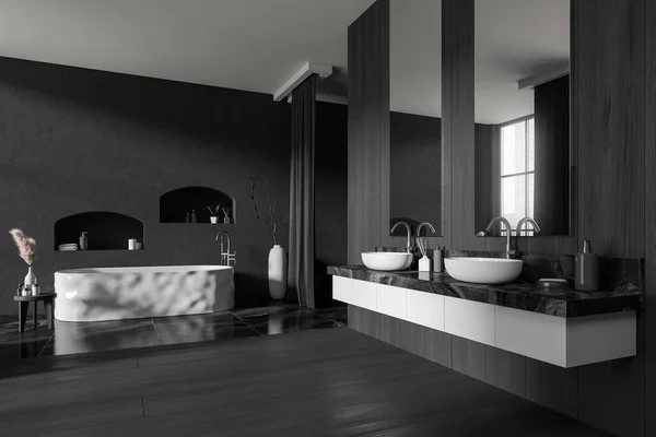 Σκούρο Εσωτερικό Μπάνιο Διπλό Νεροχύτη Και Μπανιέρα Πλαϊνή Θέα Παράθυρο — Φωτογραφία Αρχείου