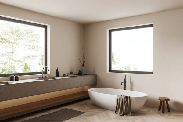 米色浴室内部与水池和浴缸在硬木地板上 侧视图 带酒店浴室配件和全景窗户的甲板 3D渲染 — 图库照片