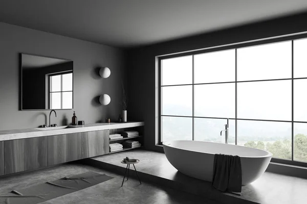 Lavabo Aynalı Karanlık Banyo Yan Görüş Gri Beton Podyumda Küvet — Stok fotoğraf