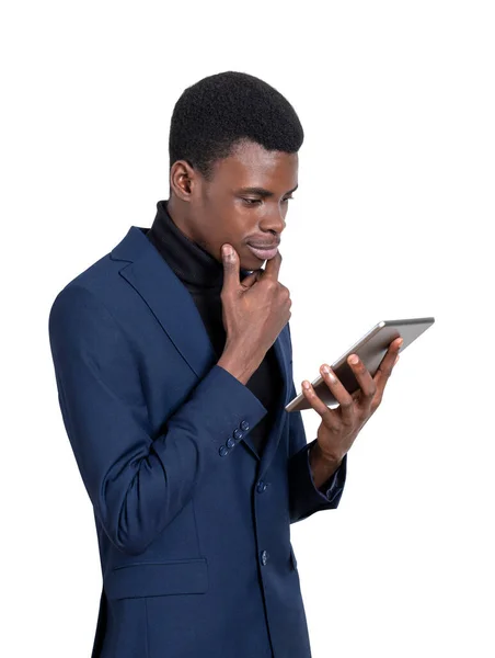 Μαύρος Επιχειρηματίας Που Εργάζεται Tablet Σκεπτική Εμφάνιση Και Χέρι Πηγούνι — Φωτογραφία Αρχείου