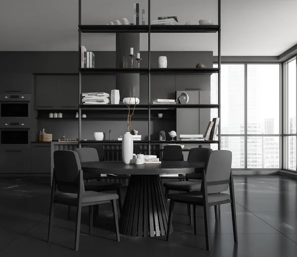 黑暗厨房的内部与餐桌和椅子 黑色瓷砖地板 用厨房用具做饭的地方 全景城市景观窗口 3D渲染 — 图库照片