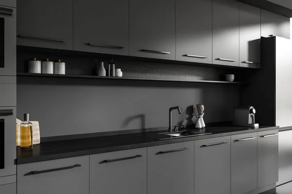 黑暗厨房内部与水池 冰箱和现代厨房用具在甲板和架子上 酒店公寓的烹饪区 侧视图 3D渲染 — 图库照片