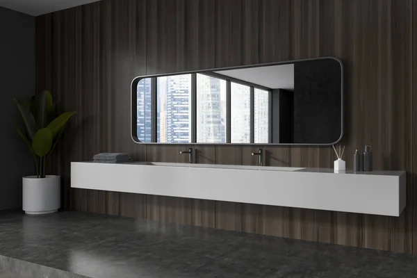 角落景观黑暗浴室内部与大镜子与反光的全景窗 灰色混凝土地板 橡木木墙 水龙头 水处理的概念 3D渲染 — 图库照片