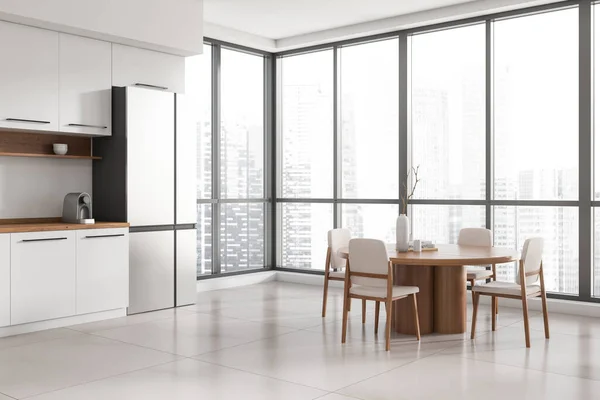 Interior Cozinha Branca Com Mesa Jantar Cadeiras Vista Lateral Janela — Fotografia de Stock