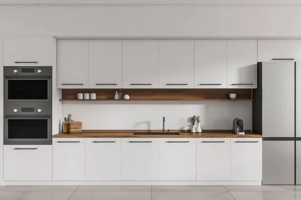 Frontansicht Auf Helle Kücheneinrichtung Mit Schrank Weißer Wand Betonboden Backofen — Stockfoto