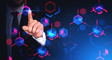 İşadamı, renkli soyut veri blokları, ademi merkeziyet ve bilgi alanları ile sanal ekrana dokunuyor. Gelecekçi teknoloji ve engelleme zinciri kavramı