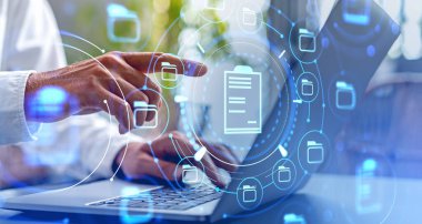 Dizüstü bilgisayarla çalışan bir iş adamı, parmak dokunuşu online belge sistemi hud, iş dosyaları depolama ve organizasyon. Elektronik belge ve veritabanı kavramı