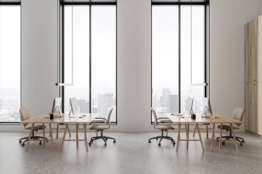 Beyaz duvarları, beton zemini ve sandalyeli bilgisayar masaları olan minimalist açık uzay ofisinin içi. 3d oluşturma