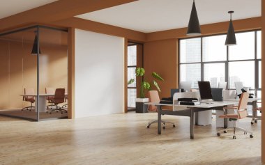 Turuncu duvarları, ahşap zemini ve sandalyeli büyük bilgisayar masası olan şık bir açık uzay ofisinin köşesi. 3d oluşturma