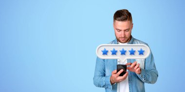 İş adamı elinin altında telefon, beş yıldızlı baloncuk boş fotokopi alanı mavi arka planında. Çevrimiçi olumlu değerlendirme, müşteri hizmeti ve rütbe verme kavramı