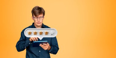 İş adamı parmak dokunuşu tableti, boş fotokopi arkaplanda dört yıldız kabarcığı. Çevrimiçi, geri bildirim ve fikir sunma kavramı