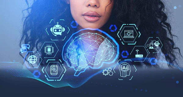 黑人妇女工作与技术 数字全息图与人工智能的大脑和发光图标 人工智能 聊天机器人和软件 在线研究和机器学习的概念 — 图库照片