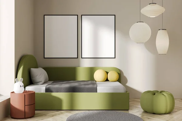緑のベッドと柔らかい足でモダンなベージュのベビーベッドルームのインテリア 堅木の床の上にランプとカーペットでナイトスタンド 2枚連続でキャンバスポスターをモックアップします 3Dレンダリング — ストック写真
