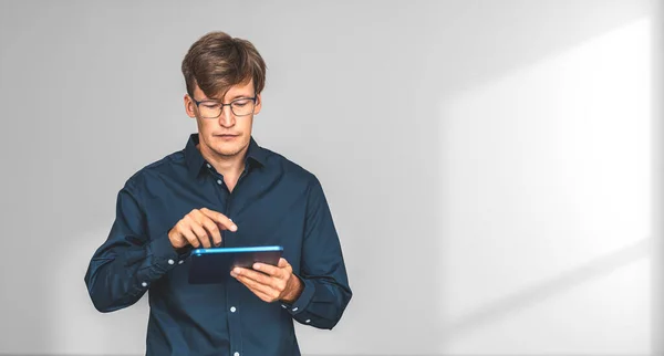 Beyaz Arka Plan Üzerinde Tablet Bilgisayar Kullanan Avrupalı Genç Bir — Stok fotoğraf