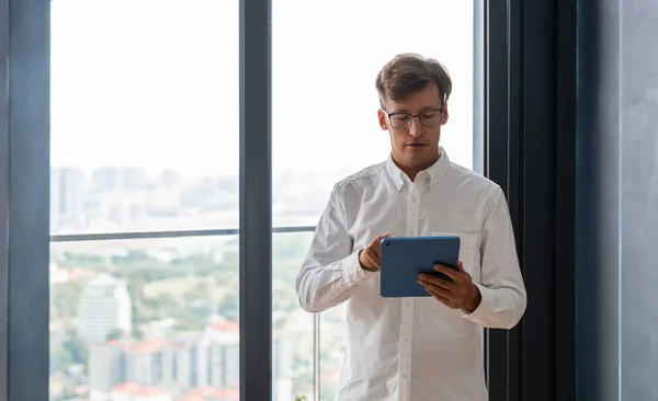 Biznesmen Okularach Białej Koszuli Tabletkami Rękach Portret Stojący Przy Panoramicznym — Zdjęcie stockowe