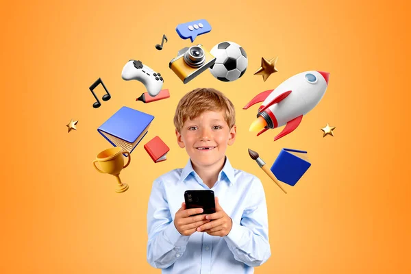 Portrét Usmívajícího Chlapečka Pomocí Smartphonu Poblíž Oranžové Stěny Online Ikonami — Stock fotografie