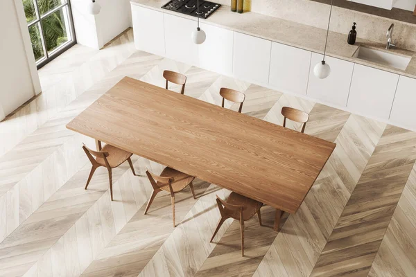 Górny Widok Przytulne Wnętrze Kuchni Drewnianym Stołem Krzesłami Drewniana Podłoga — Zdjęcie stockowe