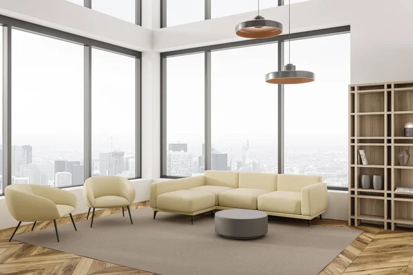 Sudut Ruang Tamu Bergaya Dengan Dinding Putih Lantai Kayu Sofa — Stok Foto