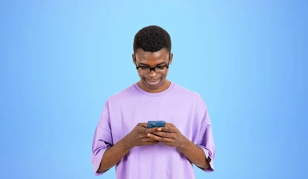 Ευτυχισμένος Μαύρος Άντρας Στέλνει Μηνύματα Στο Τηλέφωνο Πορτρέτο Μωβ Μπλουζάκι — Φωτογραφία Αρχείου