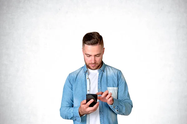 Kot Gömlekli Ciddi Bir Adam Parmaklarıyla Telefona Dokunuyor Arka Plandaki — Stok fotoğraf