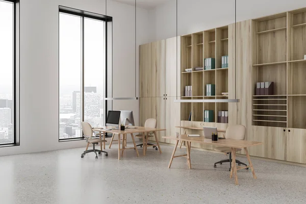 白い壁 コンクリート床 2台のコンピュータテーブルとフォルダを持つ木製の本棚と現代の最高経営責任者 Ceo オフィスのコーナー 3Dレンダリング — ストック写真